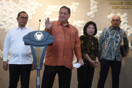 Menko Perekonomian Airlangga Hartarto (kedua kiri), didampingi Wamen Investasi dan Hilirisasi sekaligus Wakil Kepala BKPM Todotua Pasaribu (kiri), Wakil Ketua DEN Mari Elka Pangestu (kedua kanan), dan Wamenlu Arrmanatha Nasir (kanan), memberikan keterangan terkait perkembangan dan persiapan pertemuan dengan AS terkait tarif perdagangan di Jakarta. (ANTARA FOTO/ Akbar Nugroho Gumay)