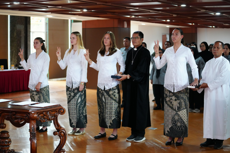 Empat pemain yakni Emily Julia Frederica Nahon, Felicia Victoria de Zeeuw, Iris Joska de Rouw, dan Isa Guusje Warps resmi menjadi WNI