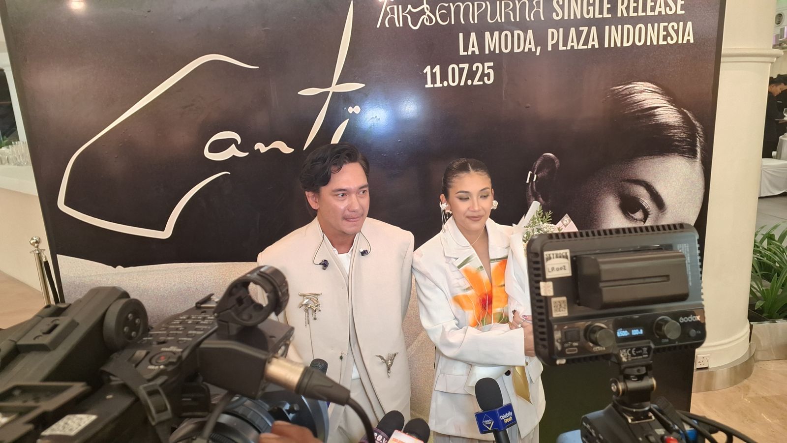 Canti rilis single terbaru "Tak Sempurna", kolaborasi dengan sang suami Adipati Dolken. (Foto: Istimewa)