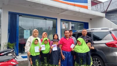 Relawan, dan orang tua siswa penerima beasiswa PIP jalur aspirasi dari Anggota DPR RI Fraksi PDI Perjuangan, Sonny T Danaparamita. (Foto: Istimewa)