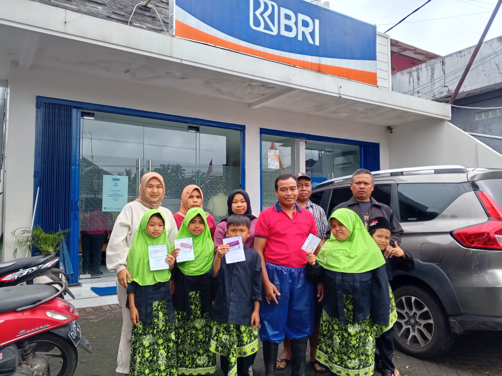 Relawan, dan orang tua siswa penerima beasiswa PIP jalur aspirasi dari Anggota DPR RI Fraksi PDI Perjuangan, Sonny T Danaparamita. (Foto: Istimewa)