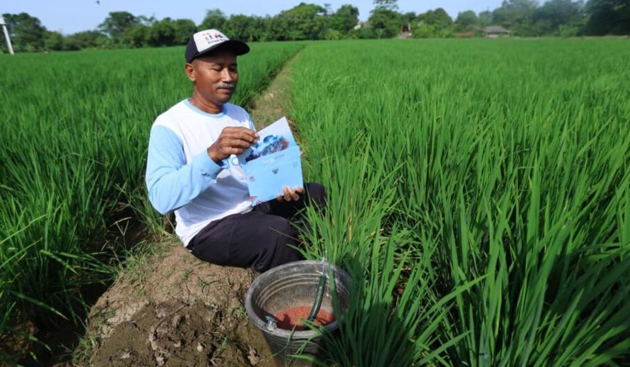 Petani di Karawang yang berkesempatan mendapat undangan menghadiri peringatan Detik-Detik Proklamasi Kemerdekaan Republik Indonesia ke-80 (Foto: BPMI Setpres)