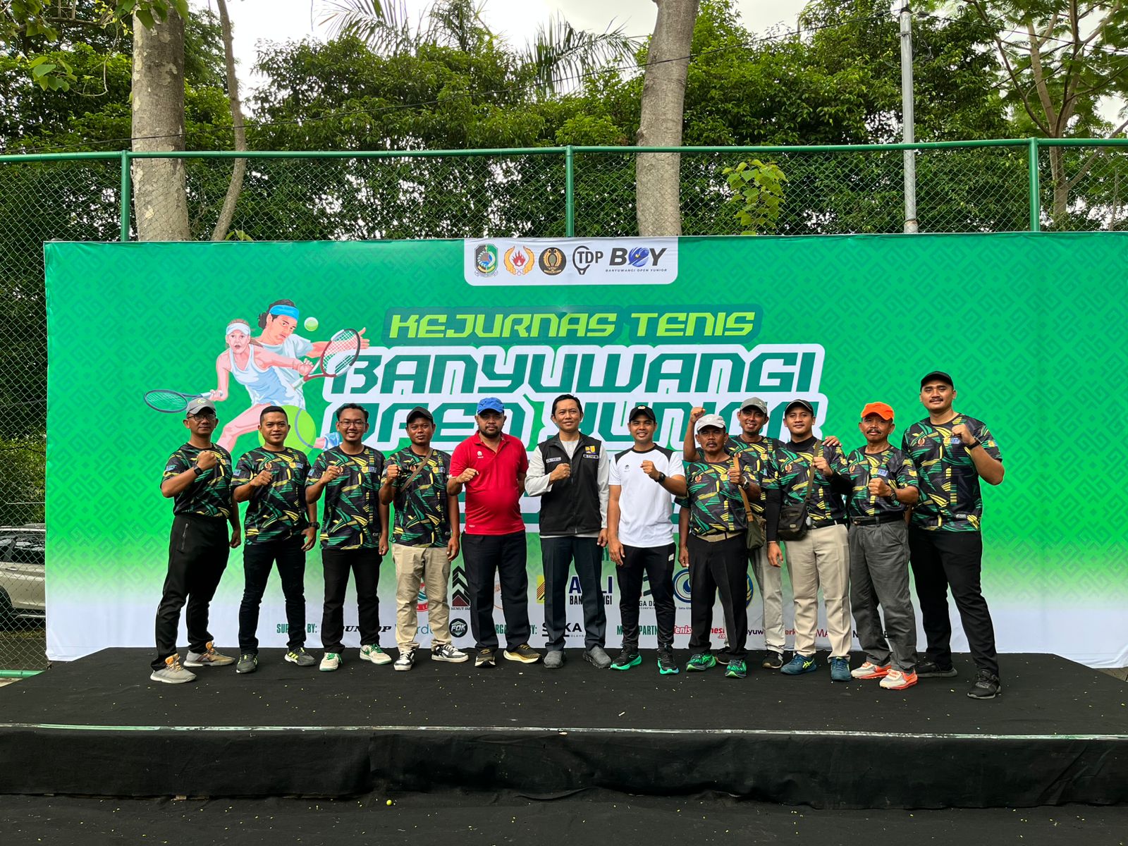 Pengurus Pelti Banyuwangi bersama wasit Tenis nasional. (Foto: Satria)