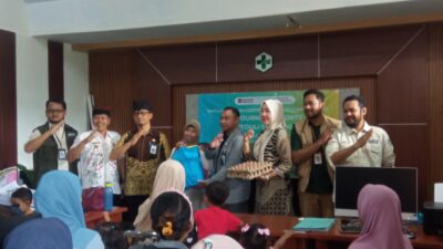 Warga Desa Badean, Kecamatan Blimbingsari terima paket nutrisi lengkap dari CSR Peduli Stunting Bandara Internasional Banyuwangi. (Foto: Istimewa)