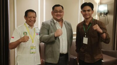 Ghifary RD (kanan) bersama Ketua Pertina Kota Surabaya, Ferlix Prasetya dan Drs. Mikdon Henky Tanaem. (Foto: Istimewa)