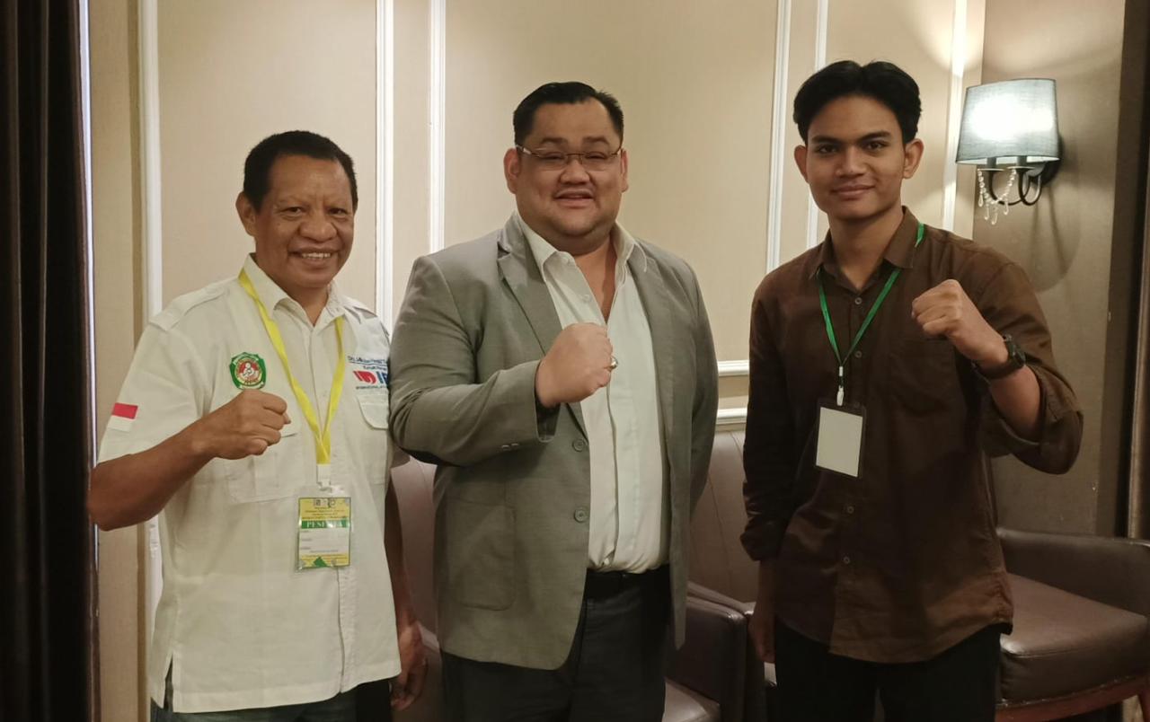 Ghifary RD (kanan) bersama Ketua Pertina Kota Surabaya, Ferlix Prasetya dan Drs. Mikdon Henky Tanaem. (Foto: Istimewa)