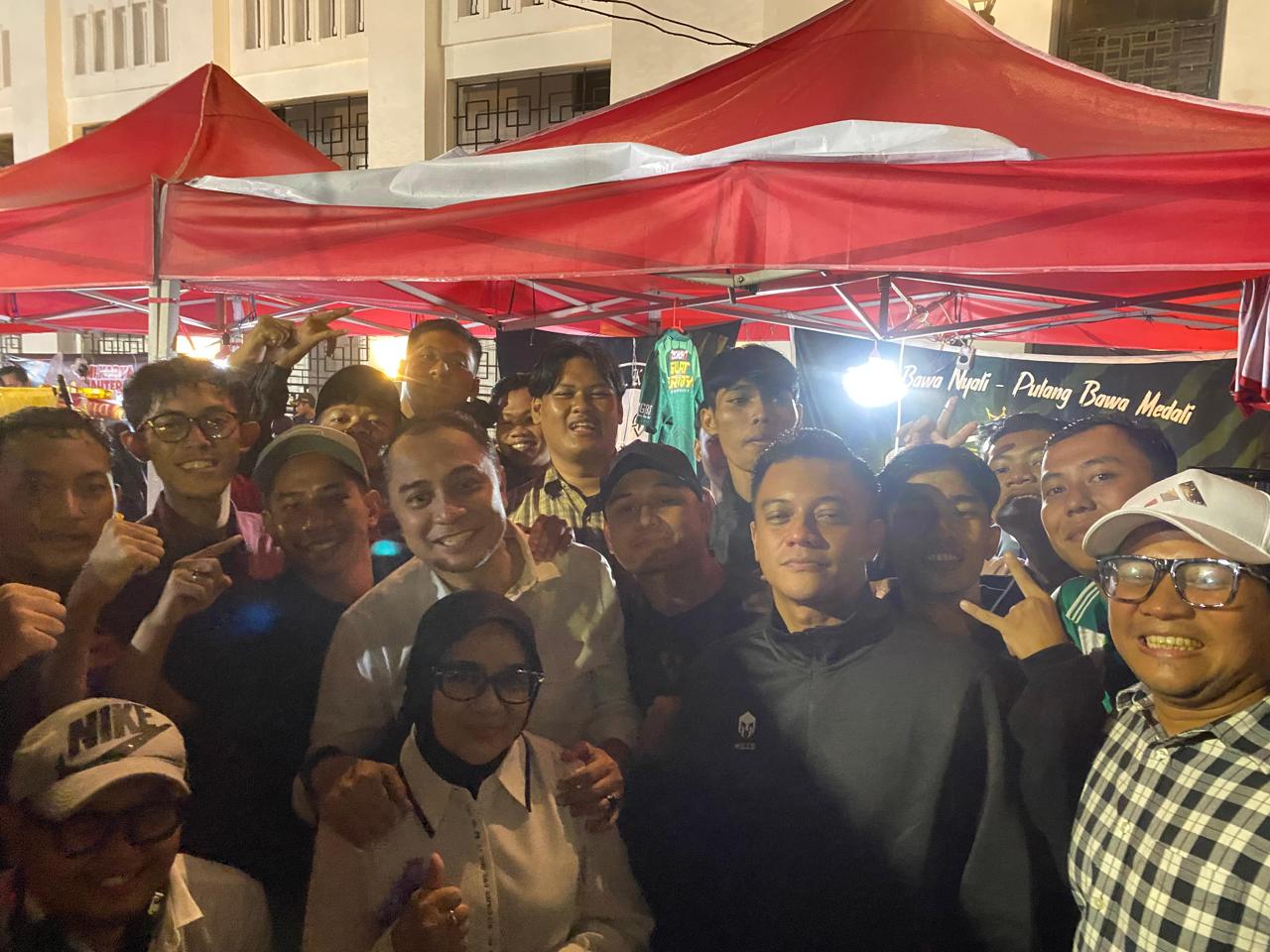 Ghafara Okviando Ihzardian, S.M. dan Tim bersama Wali kota Surabaya Eri Cahyadi. (Foto: Istimewa)