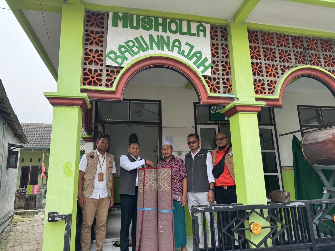 Bandara Banyuwangi saat membagikan bantuan karpet sajadah ke Musholla. (Foto: Istimewa)