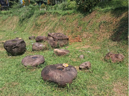 Batu-batu yang diduga Objek Cagar Budaya di Desa Badean, Kecamatan Bangsalsari, Kabupaten Jember. (Foto: Istimewa)