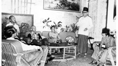 Bung Hatta (berdiri) ketika menjelaskan lagi pendapatnya tentang saat-saat menjelang Proklamasi Kemerdekaan di rumah bekas penculiknya, Singgih (baju batik hitam). Tampak dari kiri kekanan: GPH Djatikusumo, D. Matullesy SH, Singgih, Mayjen (Purn) Sungkono, Bung Hatta, dan bekas tamtama PETA Hamdhani, yang membantu Singgih dalam penculikan Soekarno Hatta ke Rengasdengklok. (Kompas/JB Suratno)