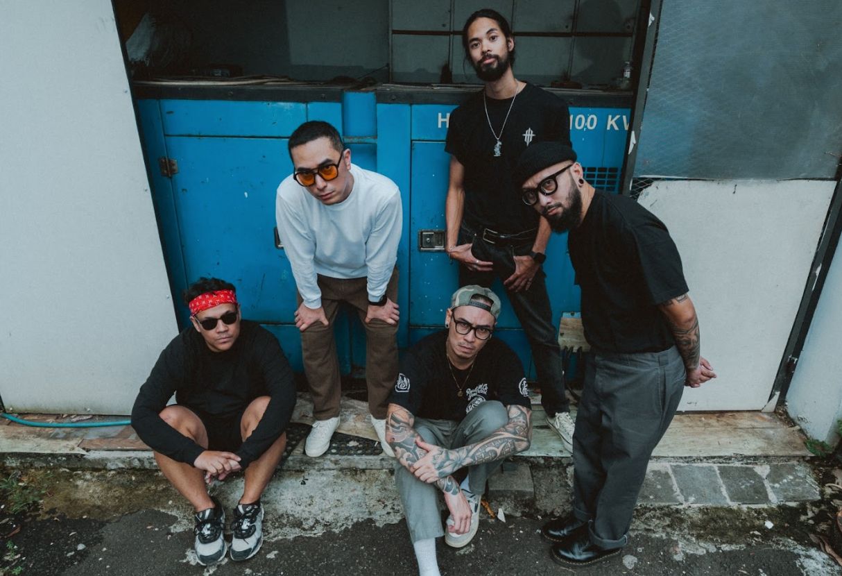 Grup band metal alternatif, Rahasia Intelijen kembali menegaskan eksistensinya di industri musik Indonesia dengan merilis single terbaru berjudul "Suci Tanah Pembantaian"