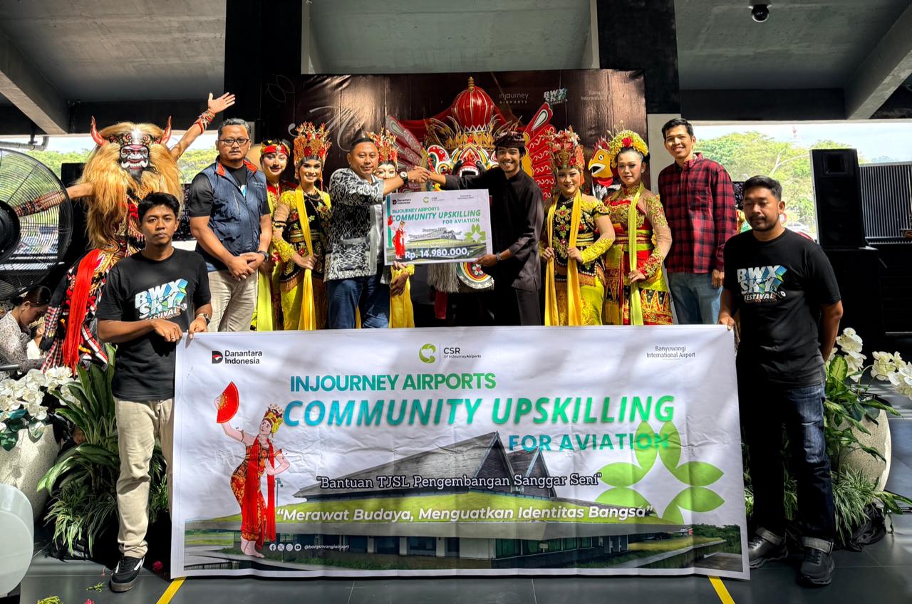 General Manager Bandara Internasional Banyuwangi, Mohamad Holik Muardi serahkan bantuan TJSL ke Sanggar Gandrung Kemiren. (Foto: Istimewa)
