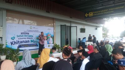 GM Bandara Banyuwangi M. Holik Muardi berikan sambutan ke peserta khitan massal dan para pendamping. (Foto: Wahyu)