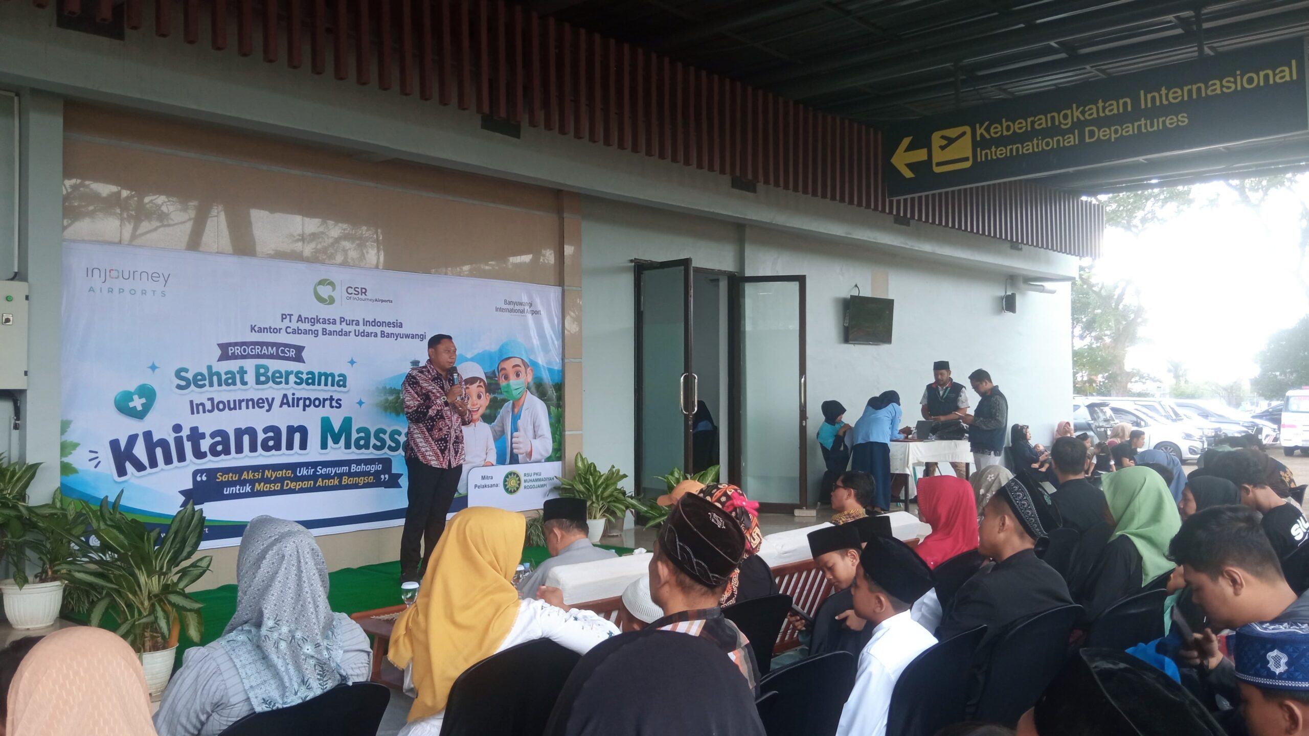 GM Bandara Banyuwangi M. Holik Muardi berikan sambutan ke peserta khitan massal dan para pendamping. (Foto: Wahyu)