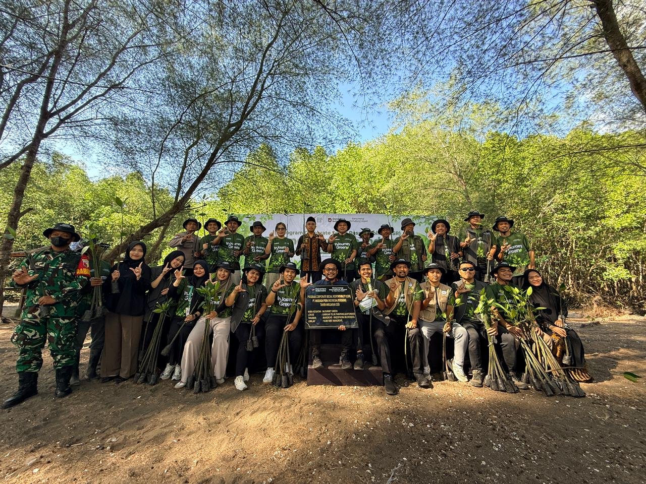 InJourney Airports saat laksanakan penanaman bibit mangrove di Teluk Pang Pang, Muncar, Banyuwangi. (Foto: Istimewa)