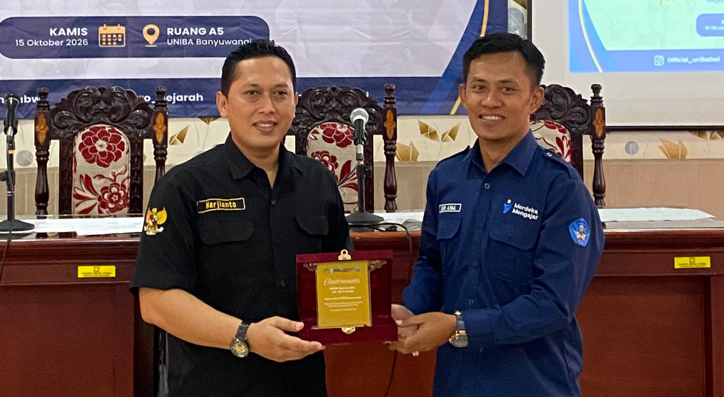 Sesi pemberian cinderamata. (Foto: Istimewa)